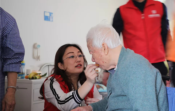 【先鋒引領(lǐng)，凝心聚力】三月學(xué)雷鋒，情暖敬老院